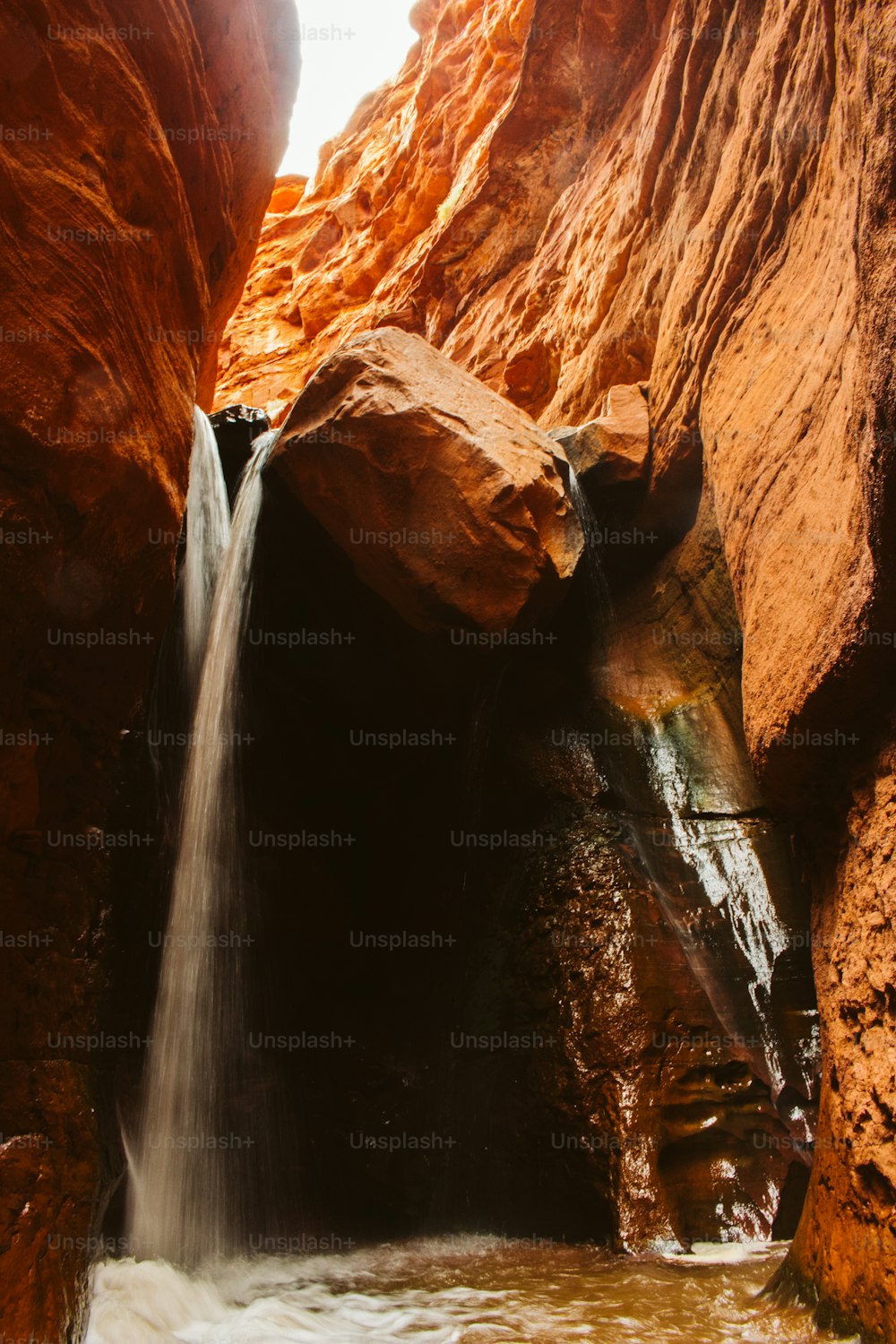 Une petite cascade au milieu d’un canyon
