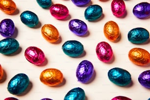 um grupo de ovos de chocolate sentados em cima de uma mesa