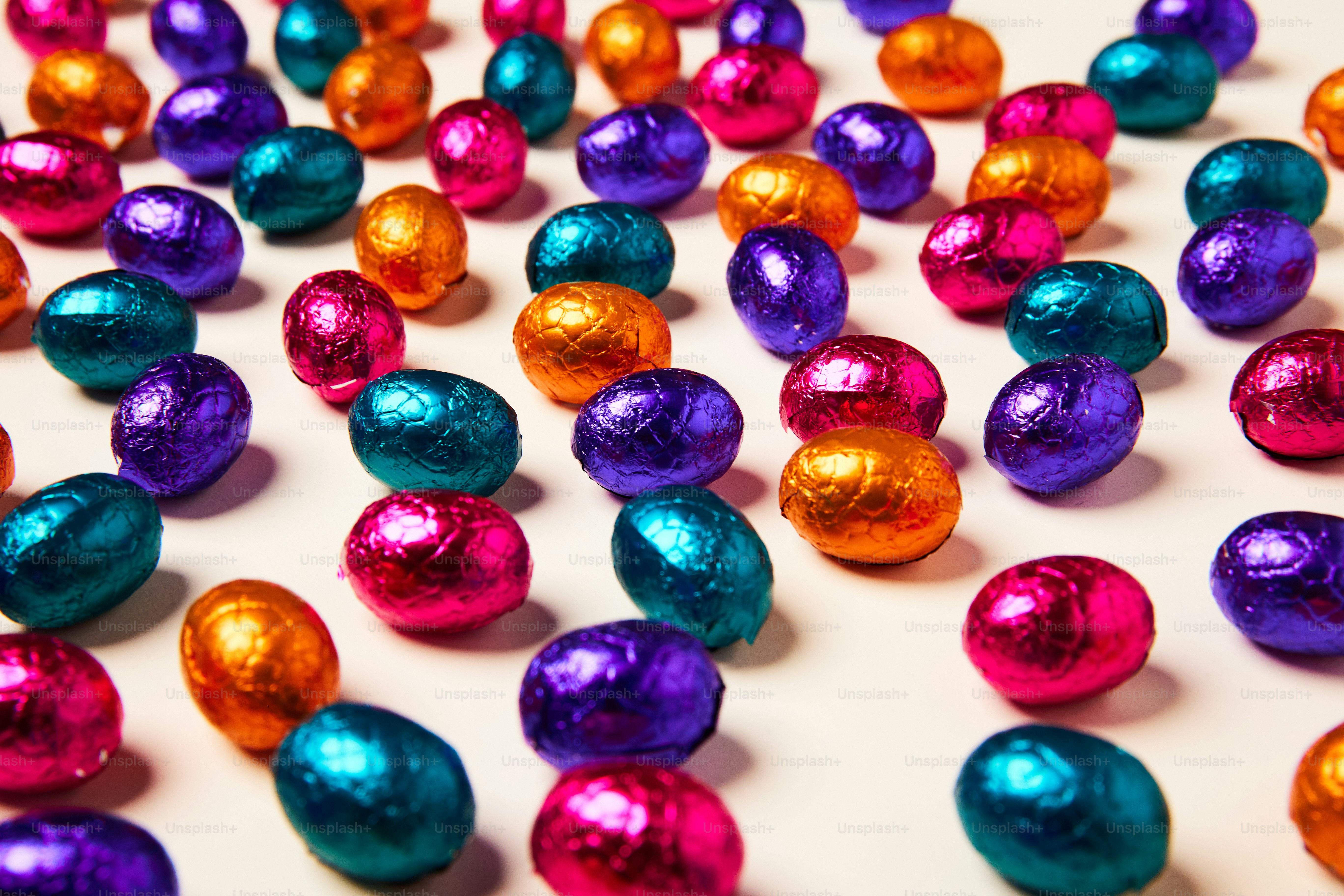Un montón de huevos de chocolate sentado encima de una mesa