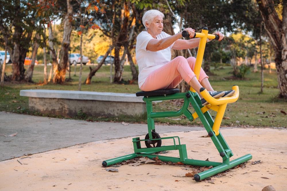 Una donna è seduta su una cyclette stazionaria
