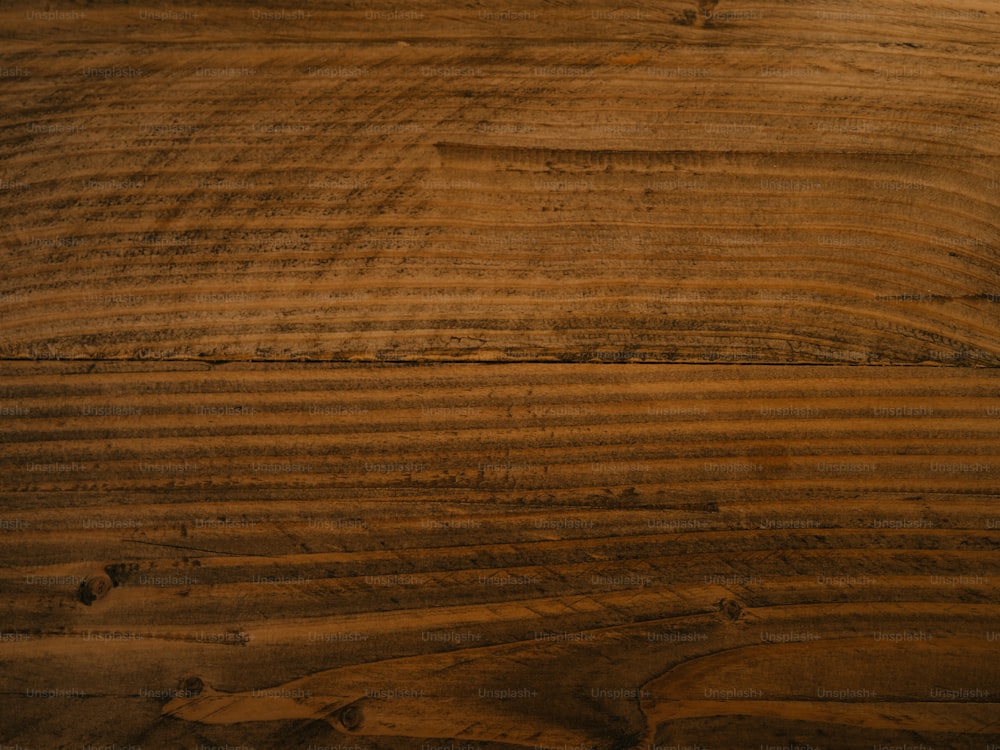 un primo piano di una superficie di legno con linee