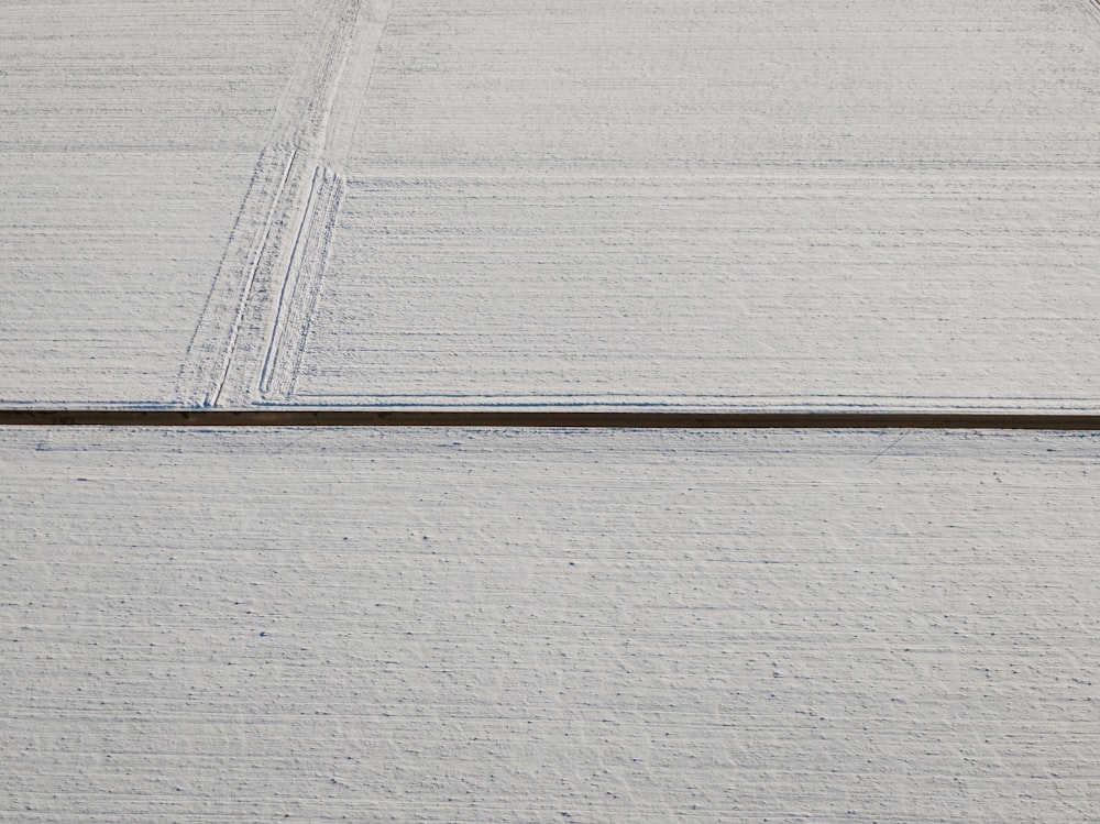 Eine Person, die auf Skiern einen schneebedeckten Hang hinunterfährt