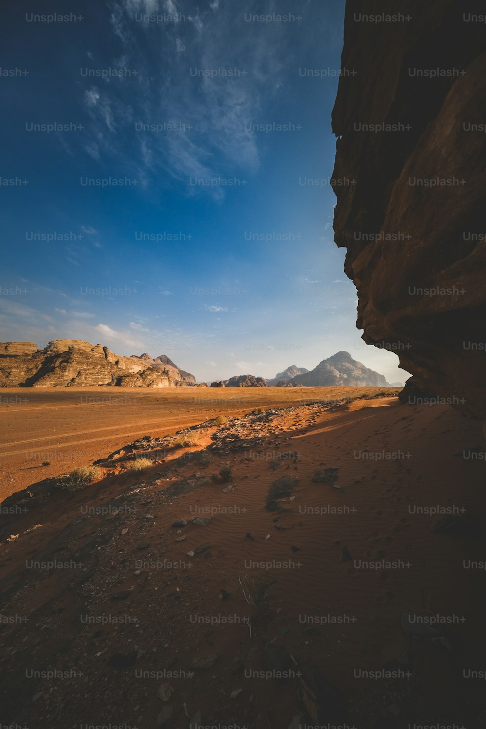 Blick auf einen Felsvorsprung in der Wüste