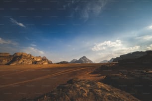 Eine Wüstenlandschaft mit Bergen im Hintergrund