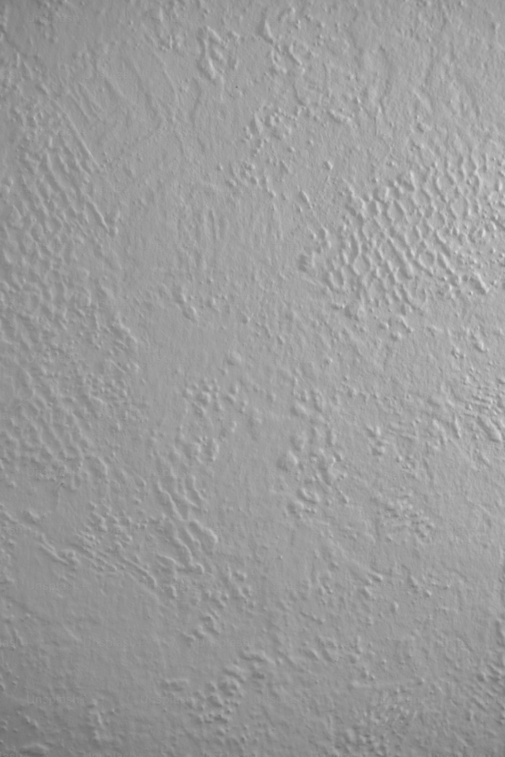 ein Schwarz-Weiß-Foto einer weißen Wand