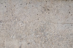 un gros plan d’une surface de ciment avec de petits trous