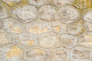 Un primer plano de un muro de piedra con pintura amarilla