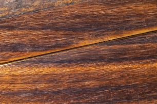 un morceau de bois teinté en brun