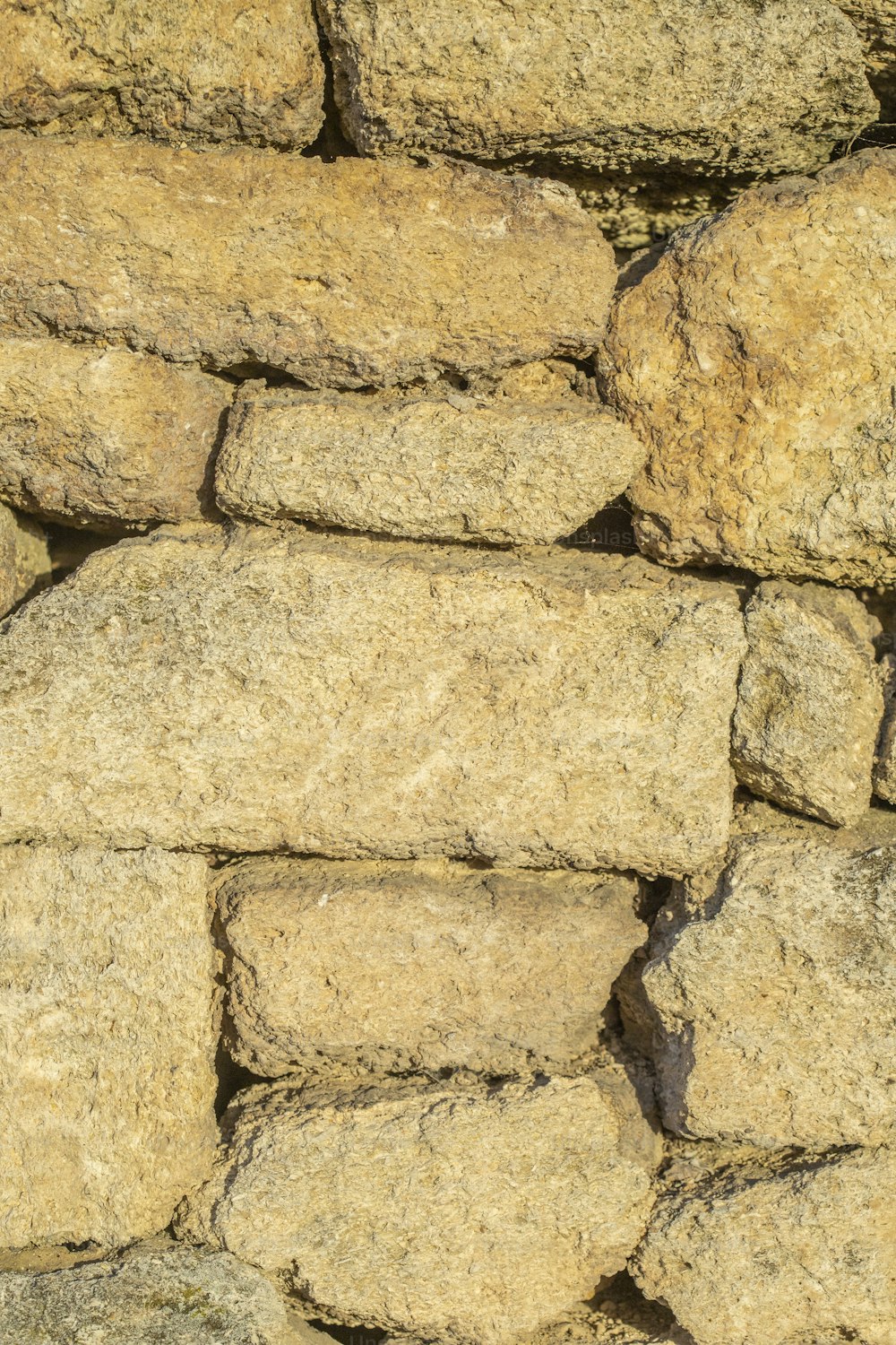 Un primer plano de un muro de piedra hecho de rocas