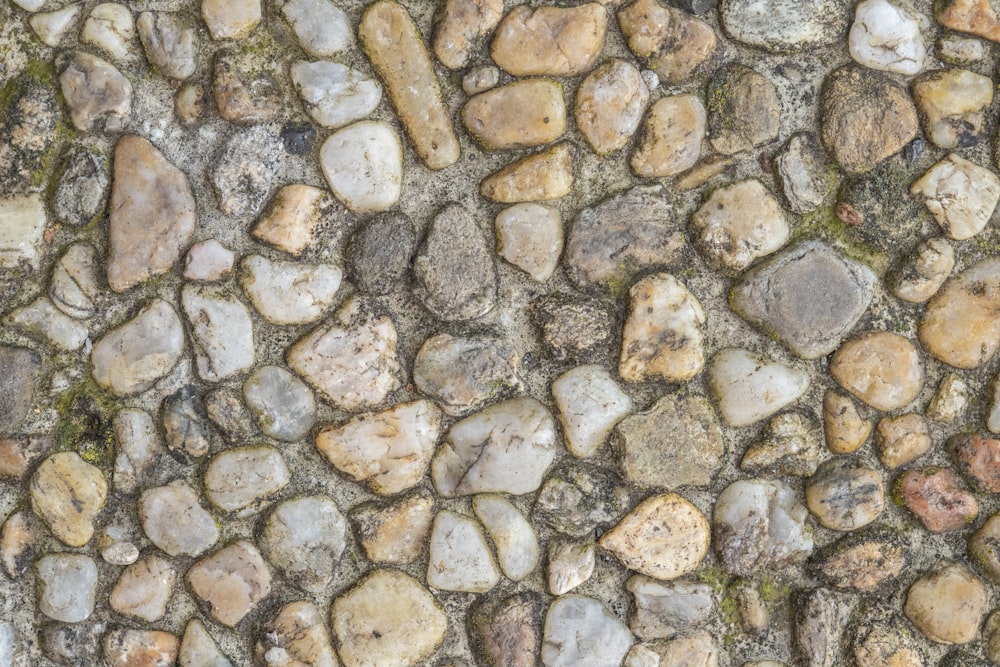 un gros plan d’un mur de pierre avec des rochers dessus