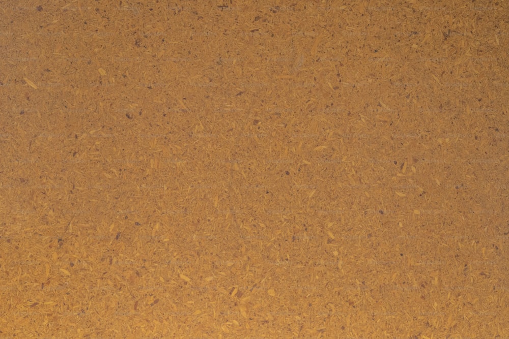 un gros plan d’une surface brune avec de petits points