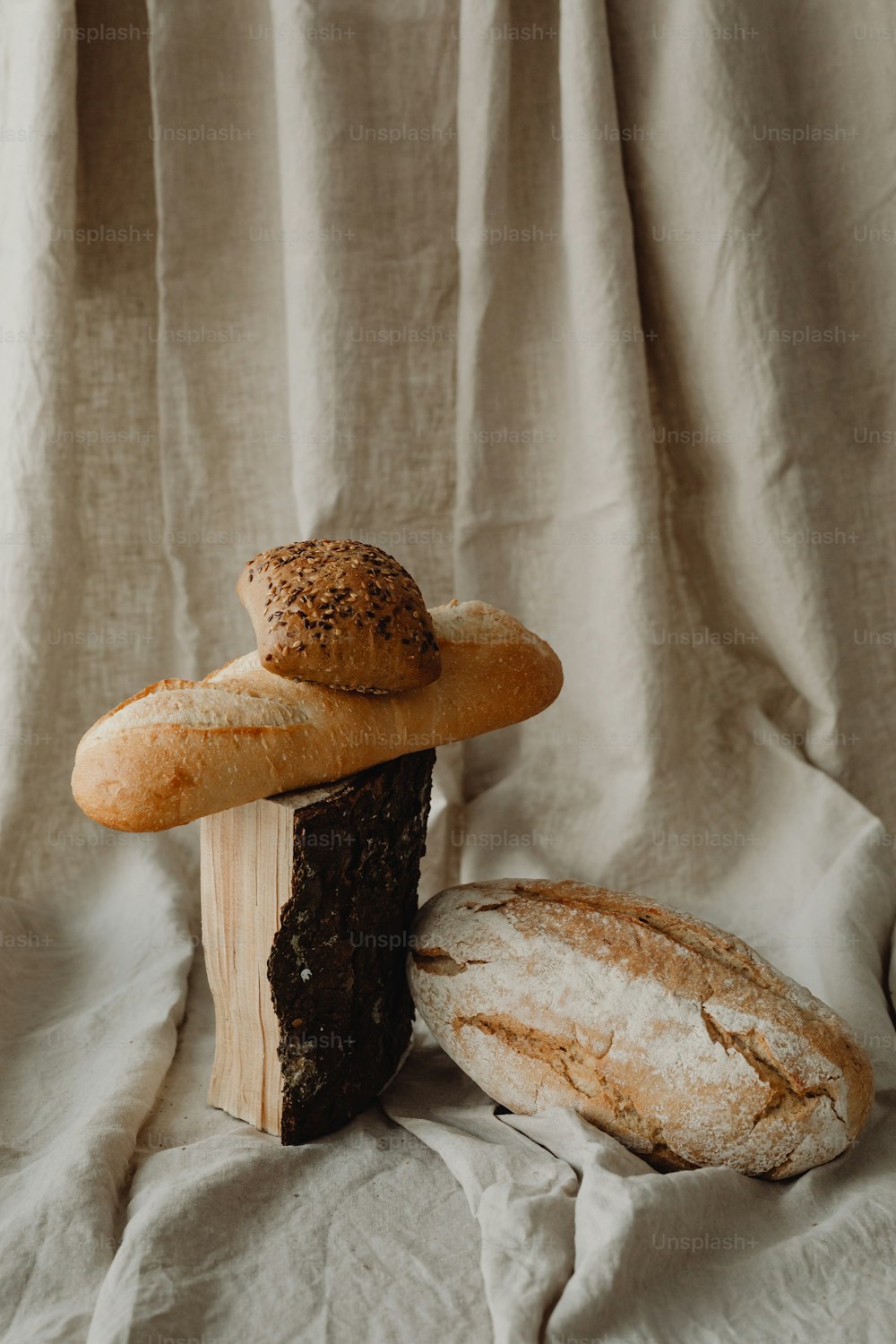 나무 블록 위에 앉아있는 두 개의 빵