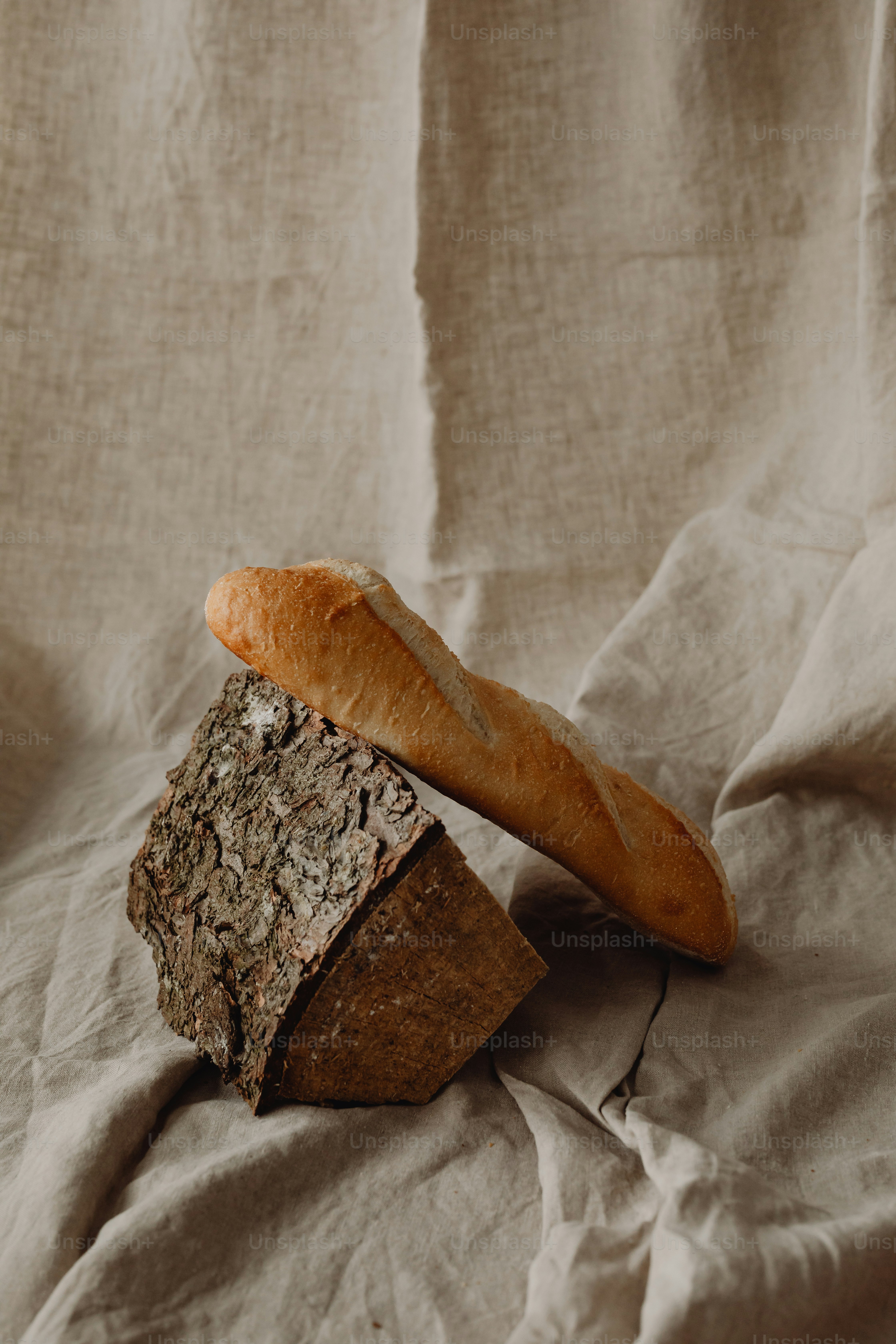 ein Laib Brot, der auf einem Stück Brot sitzt