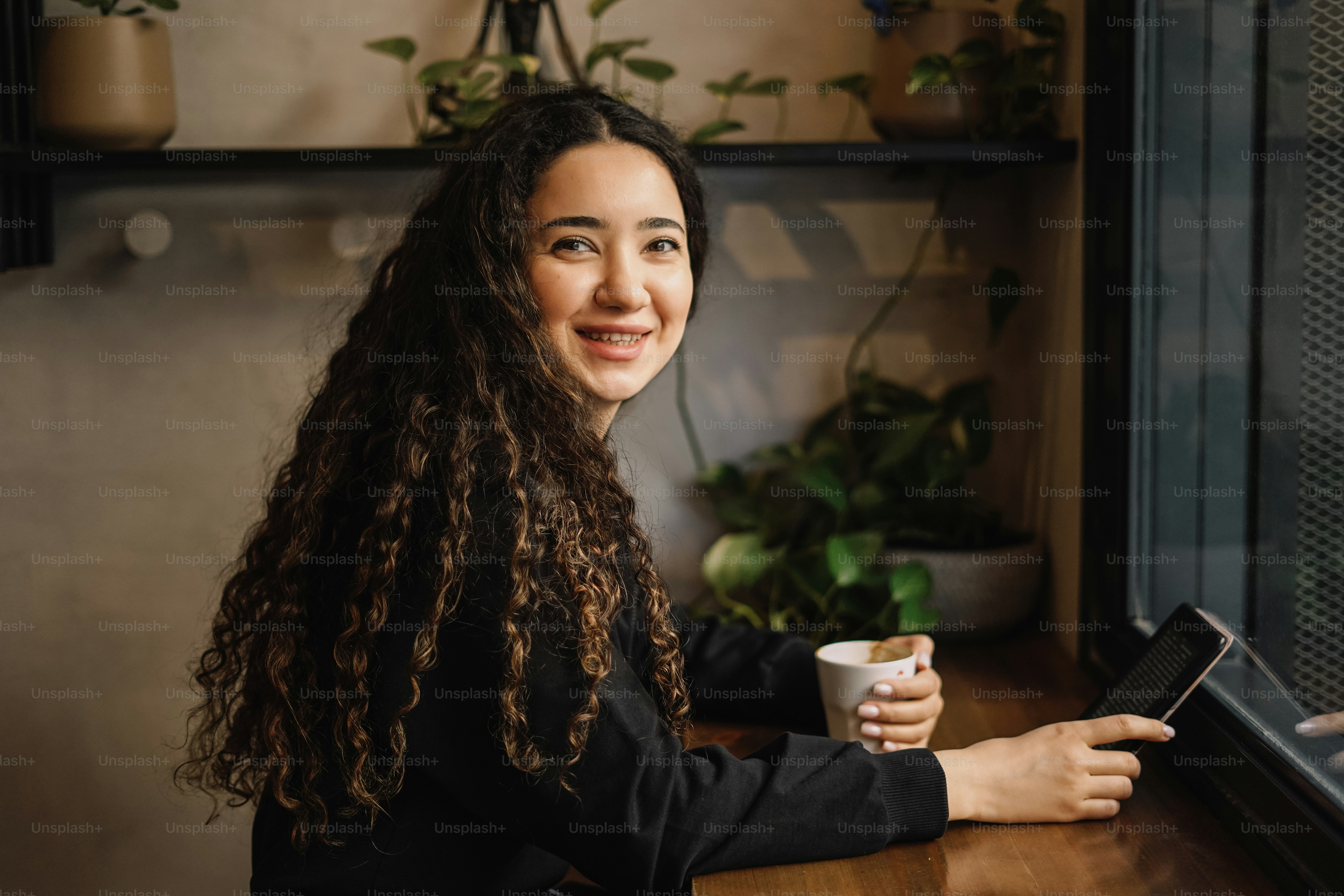 una donna seduta a un tavolo con una tazza di caffè