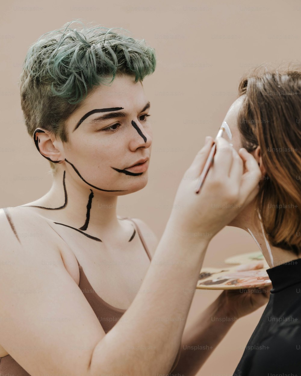 Una mujer con cabello verde se está maquillando