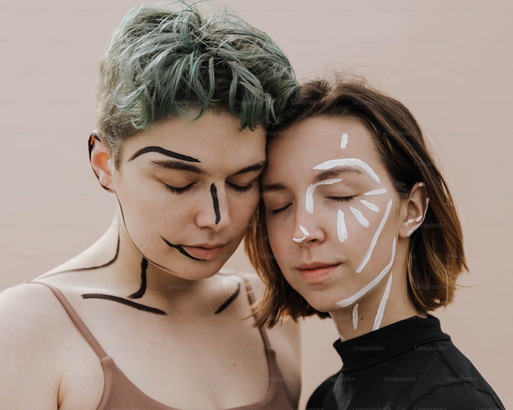 duas mulheres com pintura facial em seus rostos