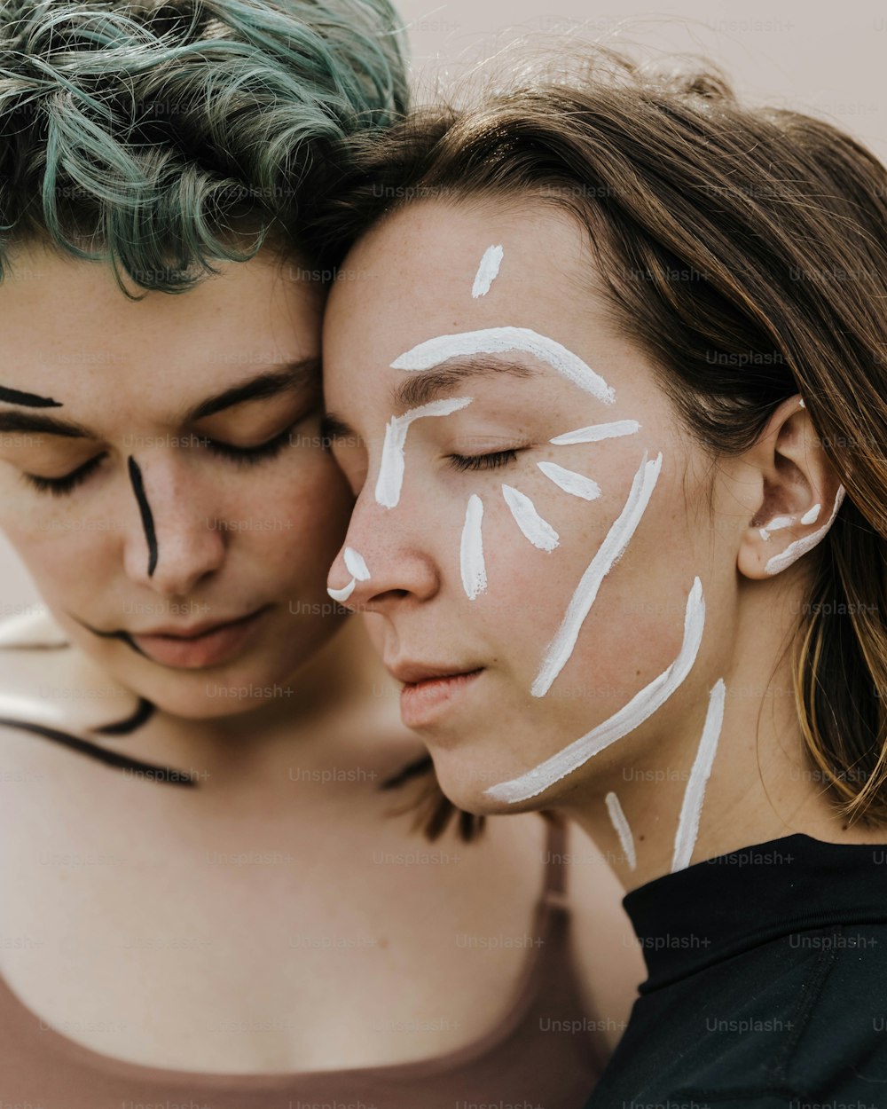 Dos mujeres con la cara pintada en la cara