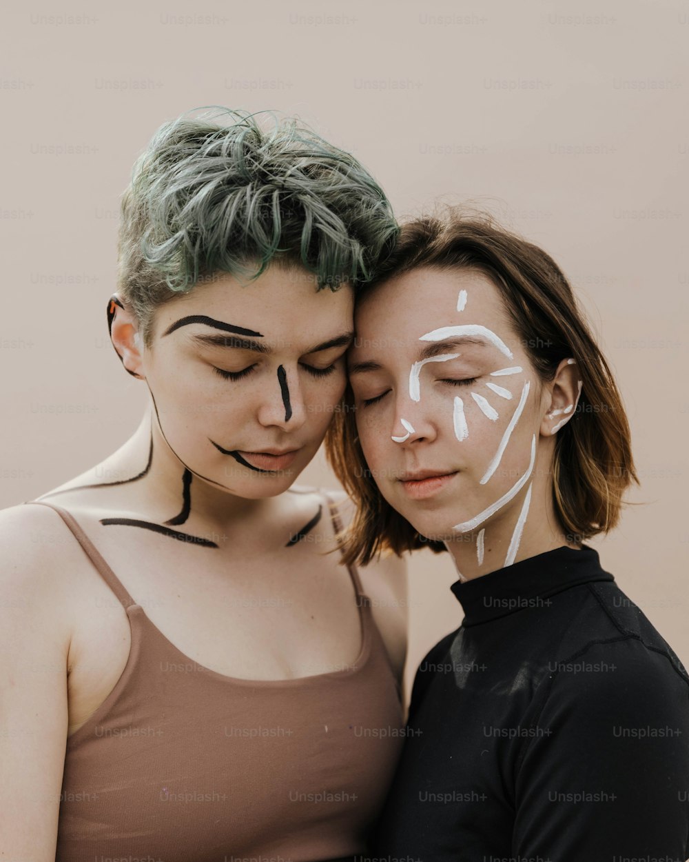 얼굴에 얼굴 페인트를 칠한 두 여자
