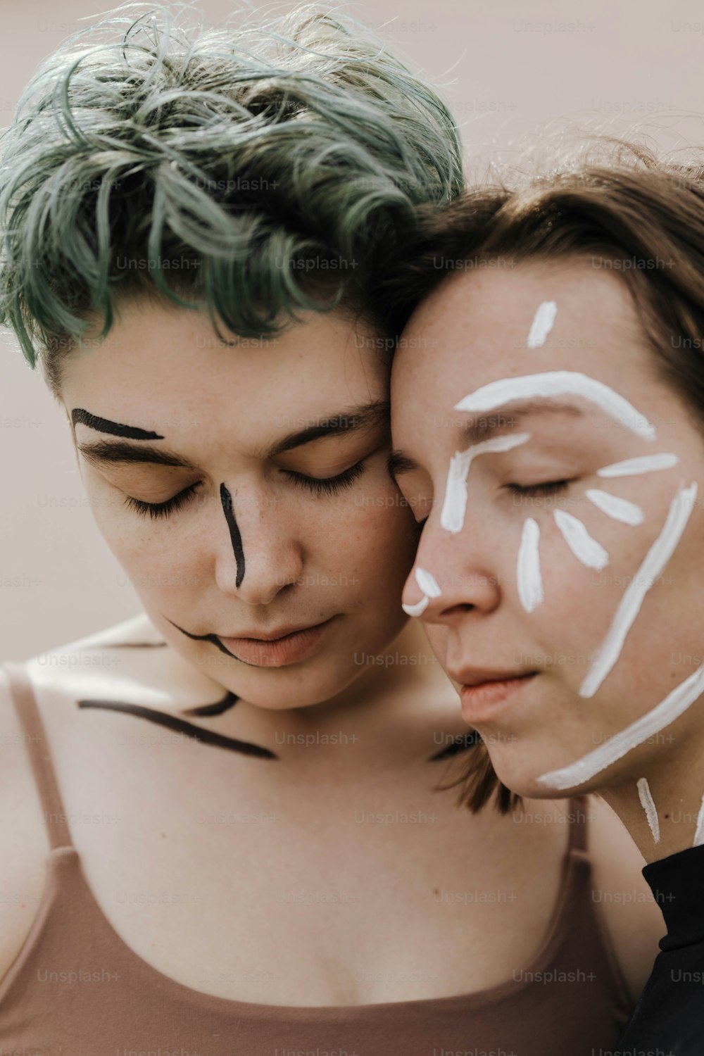 duas mulheres com pintura facial em seus rostos