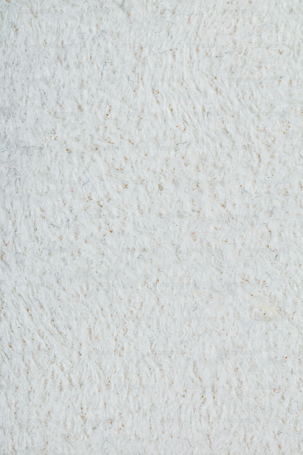 Un primer plano de una superficie blanca con pequeños puntos