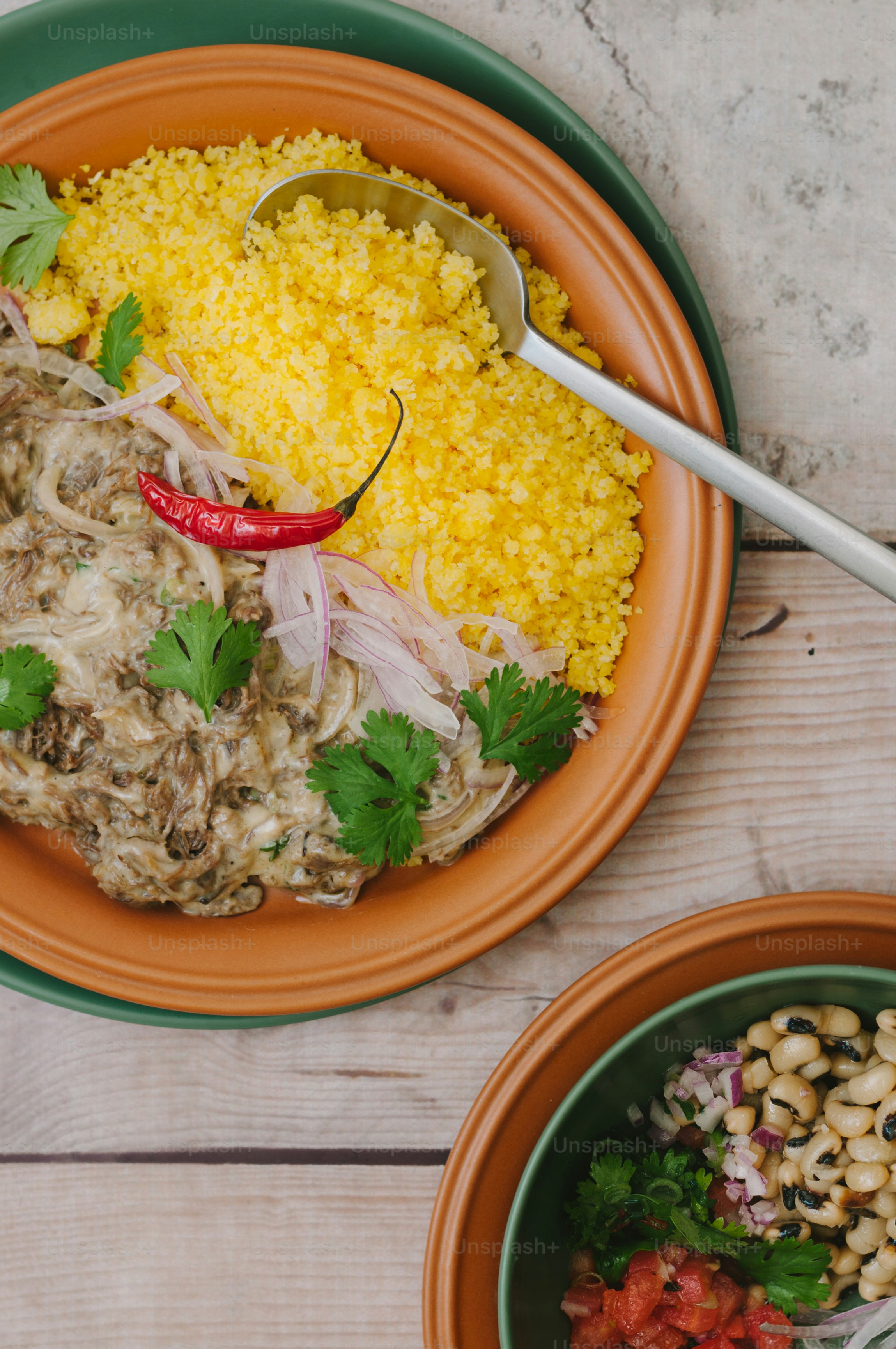 un piatto di cibo su un tavolo con un cucchiaio
