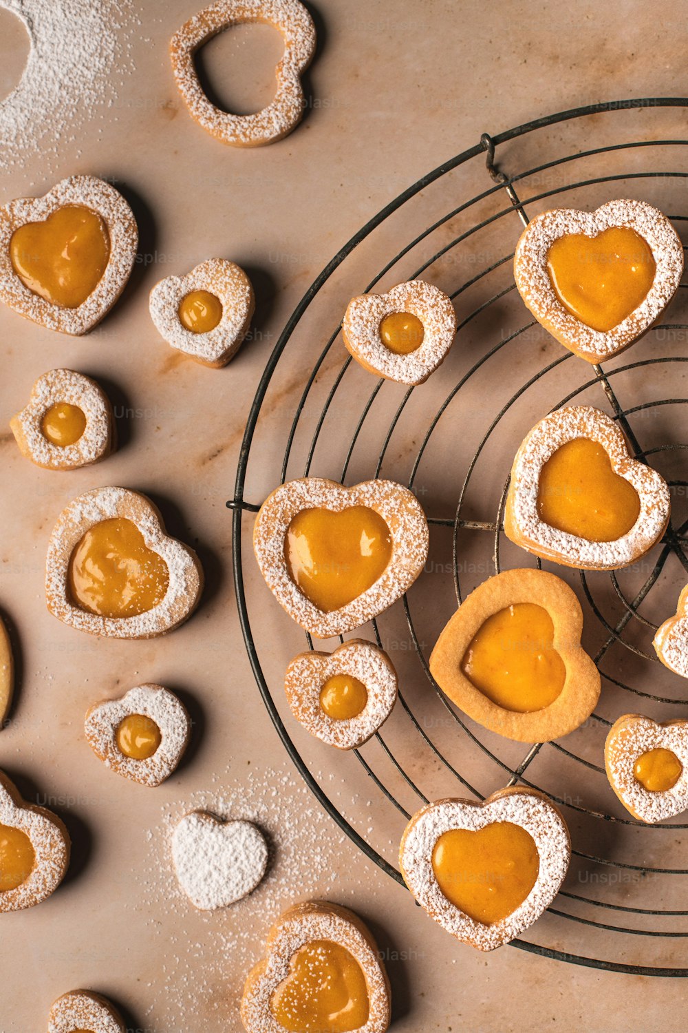 um rack de arame cheio de biscoitos em forma de coração