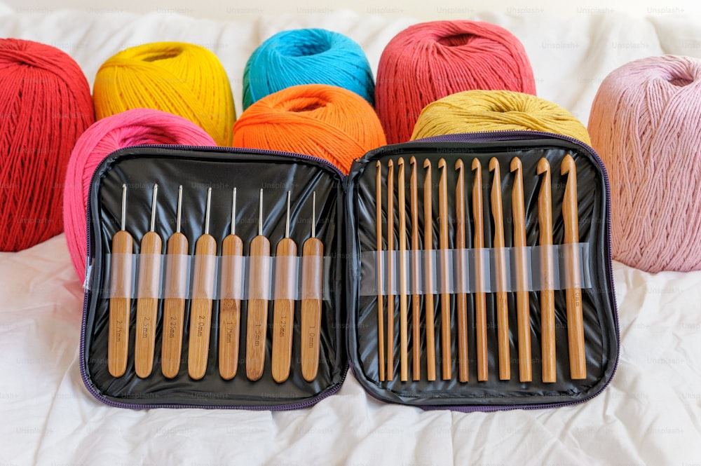 a bunch of knitting needles are in a case