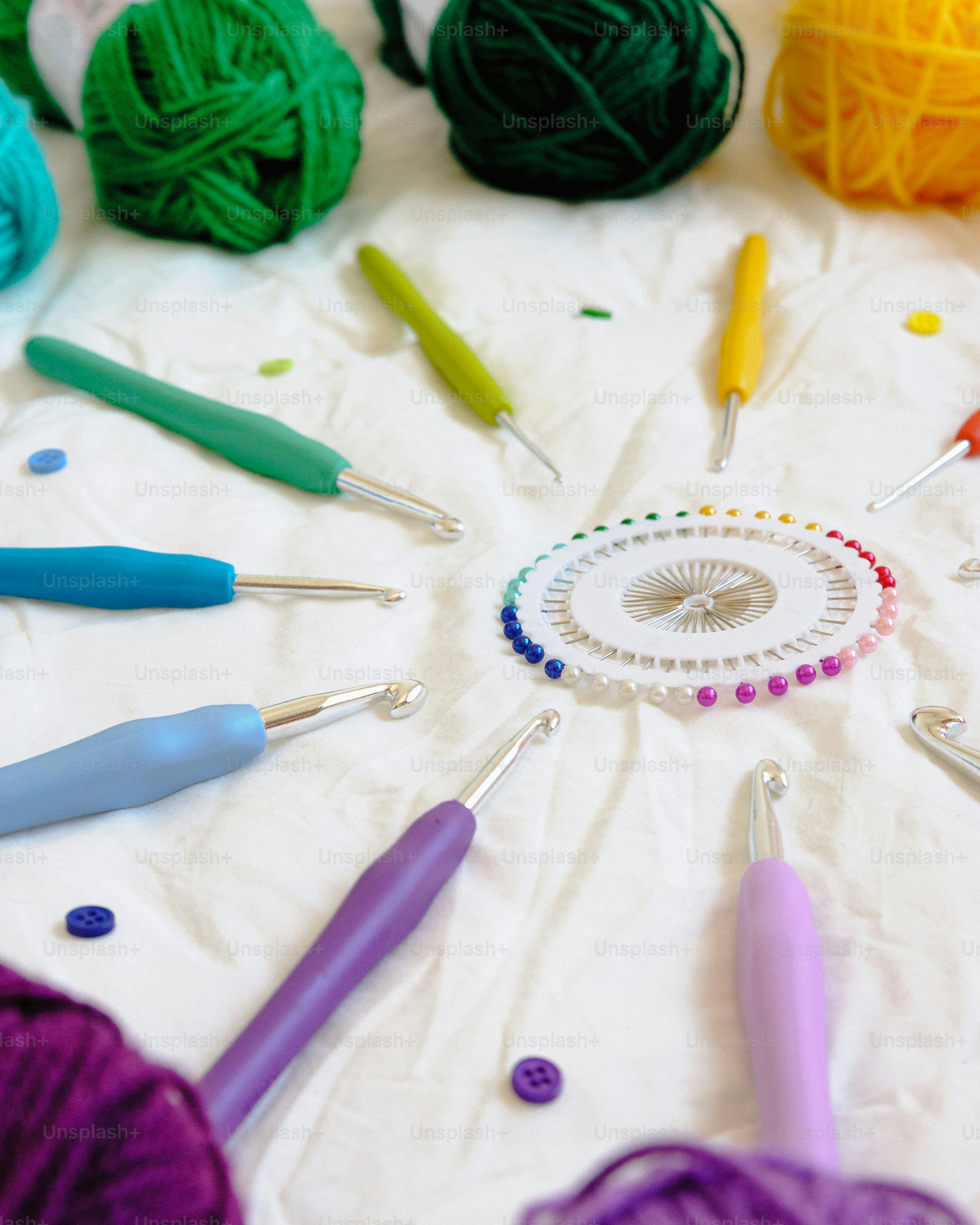 Un tavolo sormontato da un sacco di diversi ganci colorati all'uncinetto