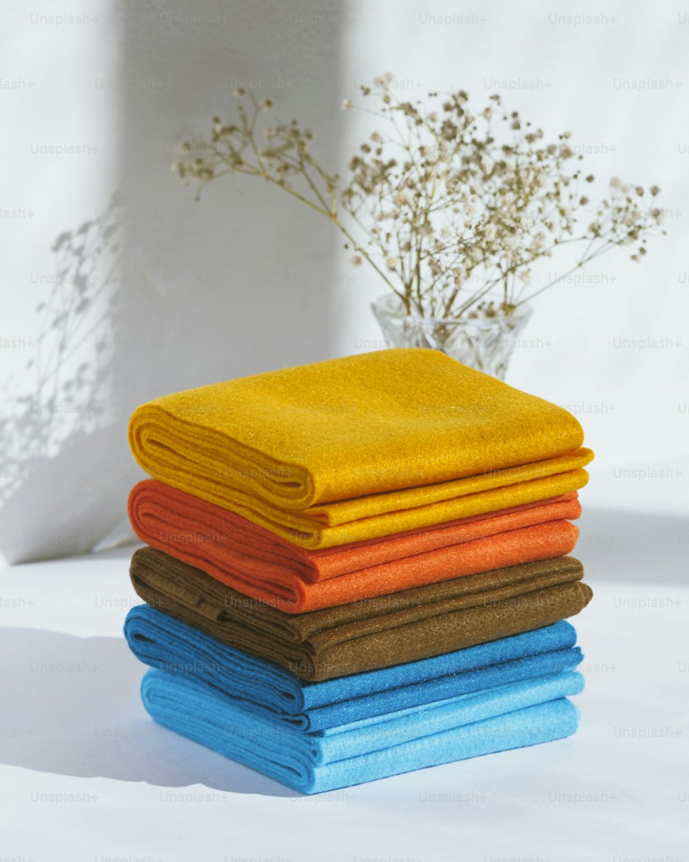 uma pilha de toalhas sentada em cima de uma mesa