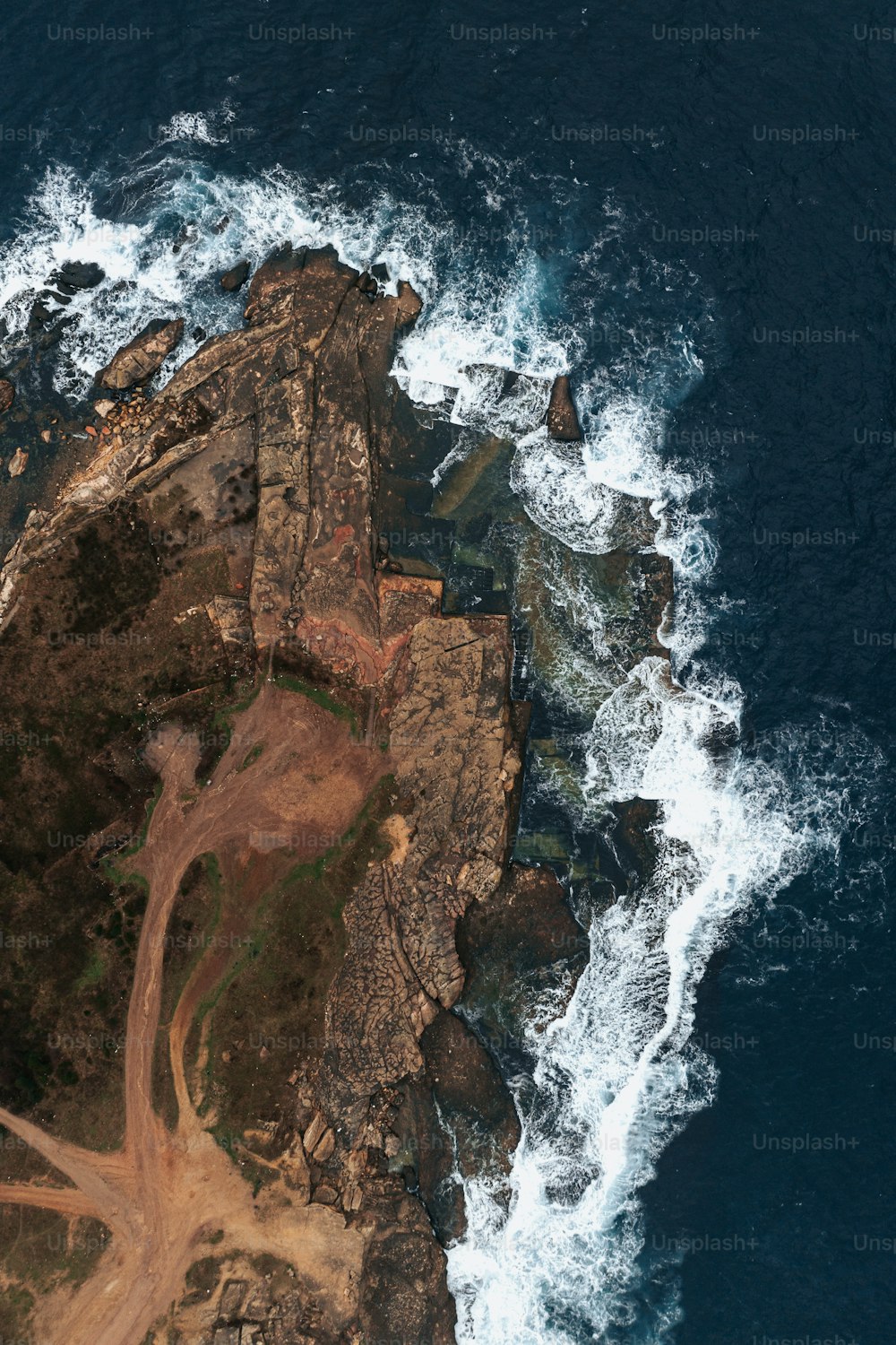 Luftaufnahme einer Insel mitten im Ozean