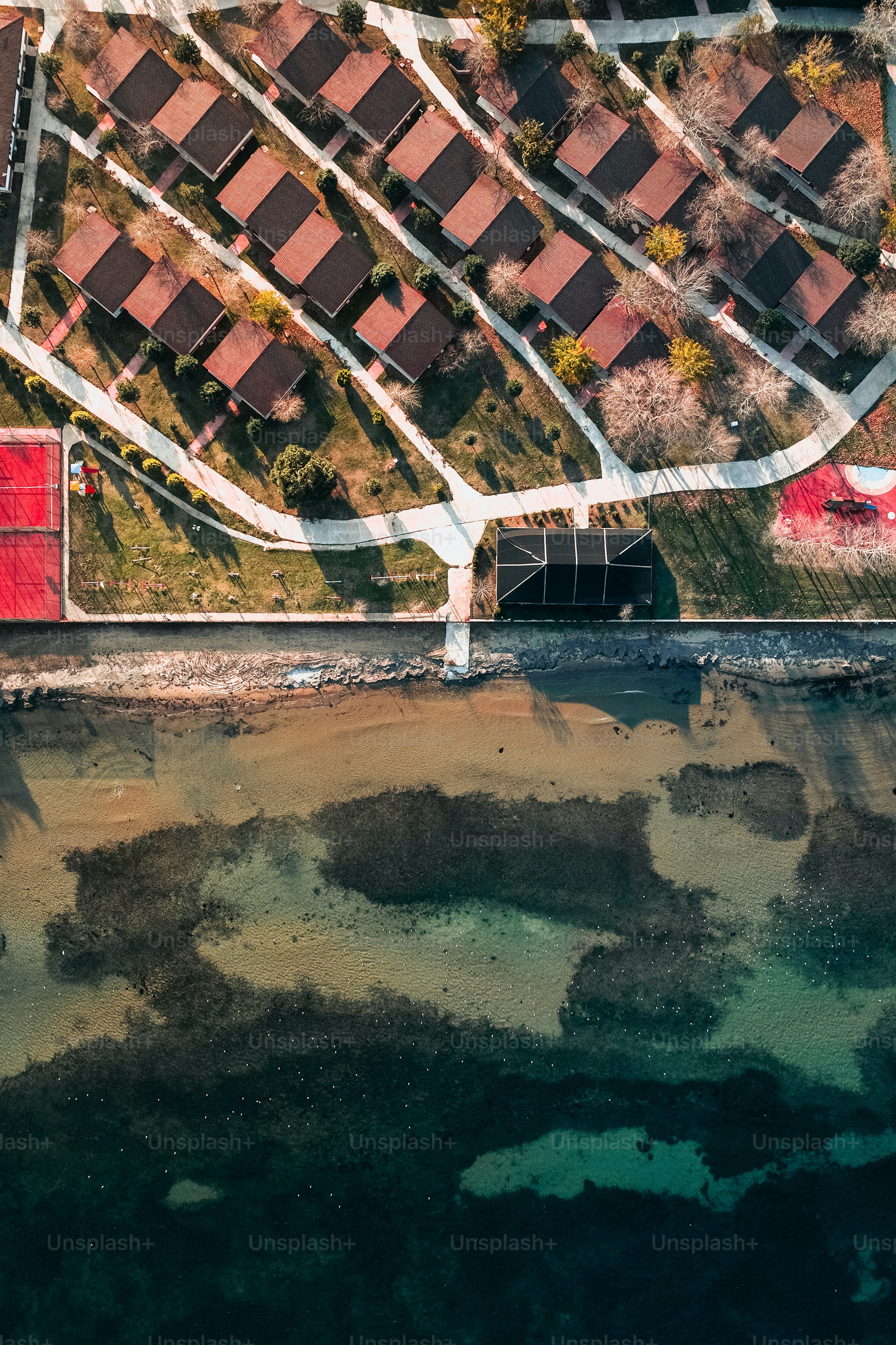 a bird's eye view of an aerial view of houses