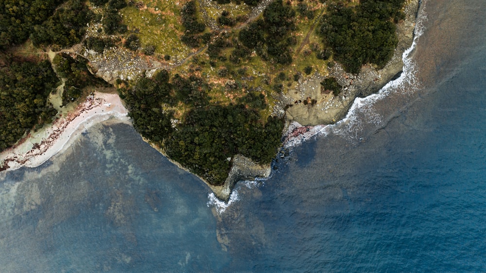 Luftaufnahme einer Insel mitten im Ozean