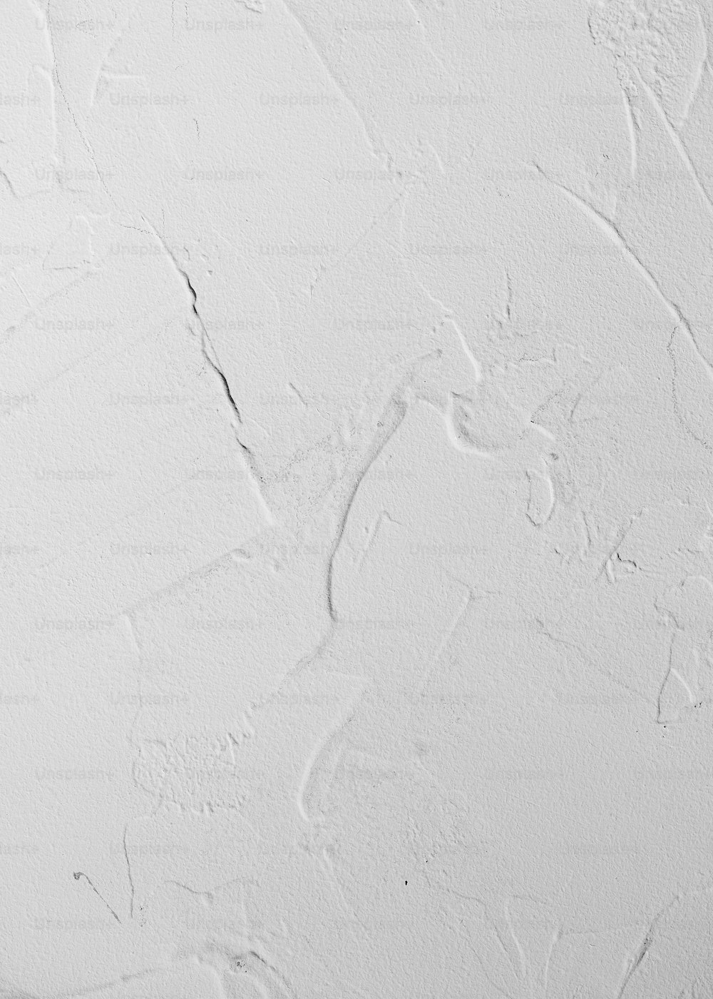 una pared blanca con un poco de pintura blanca