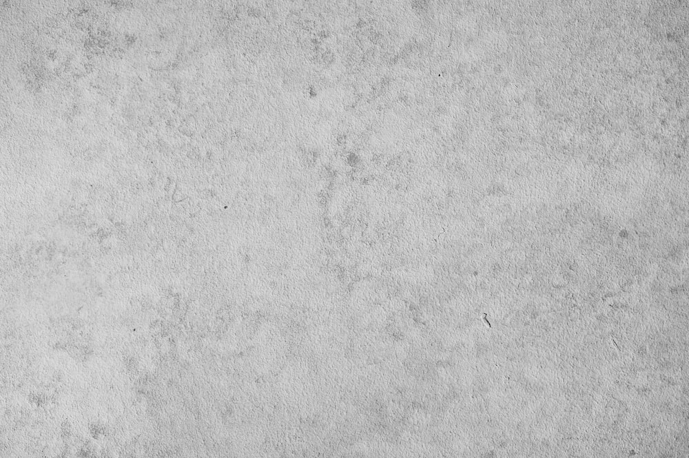 ein Schwarz-Weiß-Foto einer Betonwand