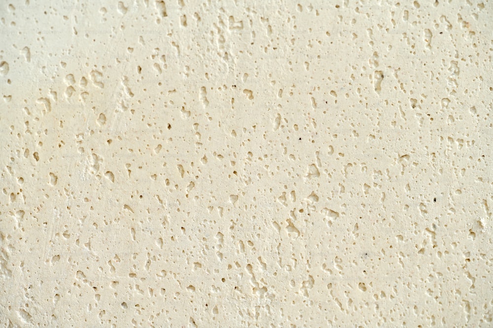 um close up de uma parede com gotas de água sobre ele