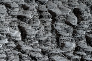 Un primer plano de una pared hecha de rocas