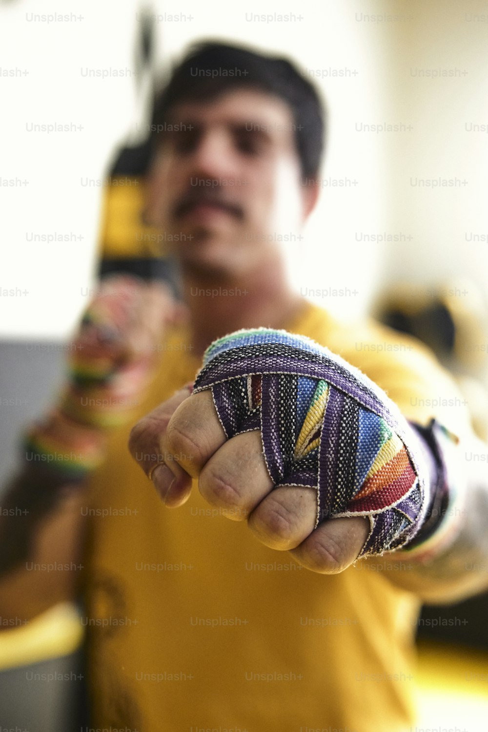 um homem segurando um objeto colorido em sua mão