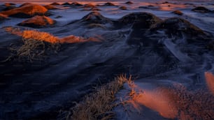 Die Sonne geht über den Sanddünen unter