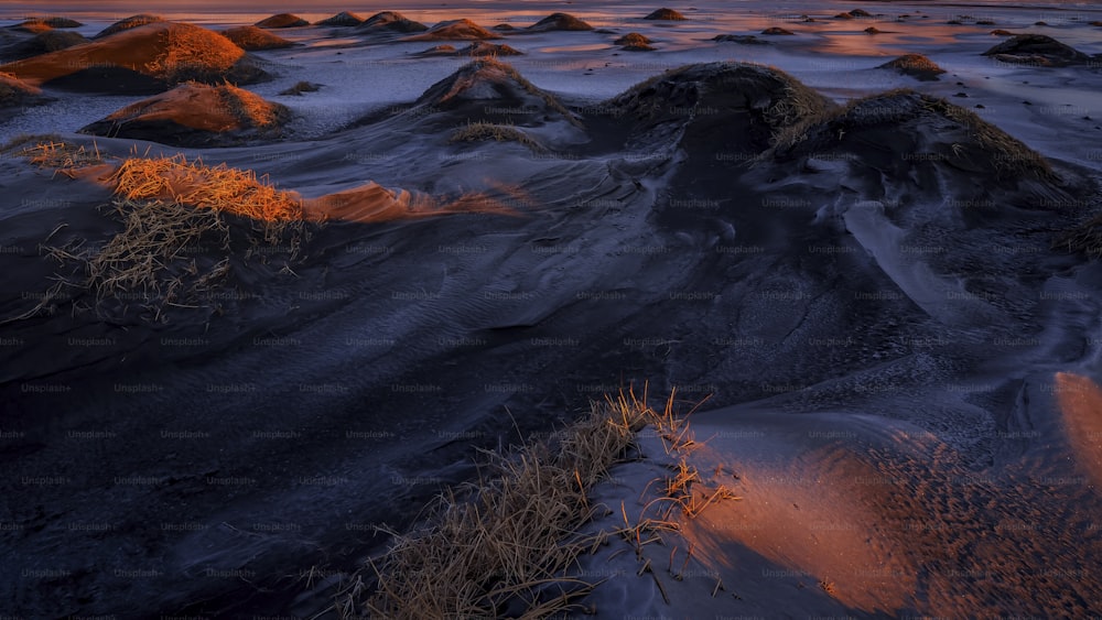 Le soleil se couche sur les dunes de sable
