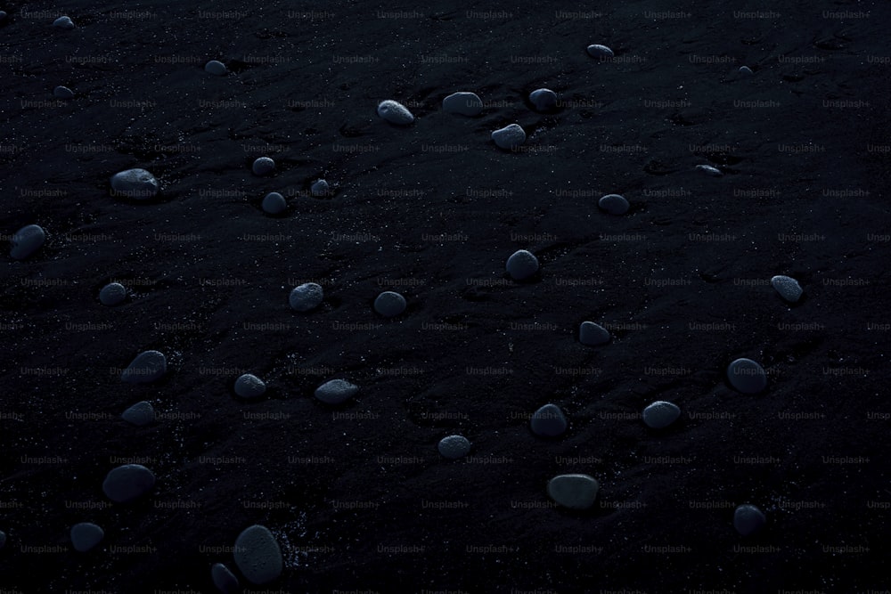 um grupo de rochas sentadas em cima de um chão negro