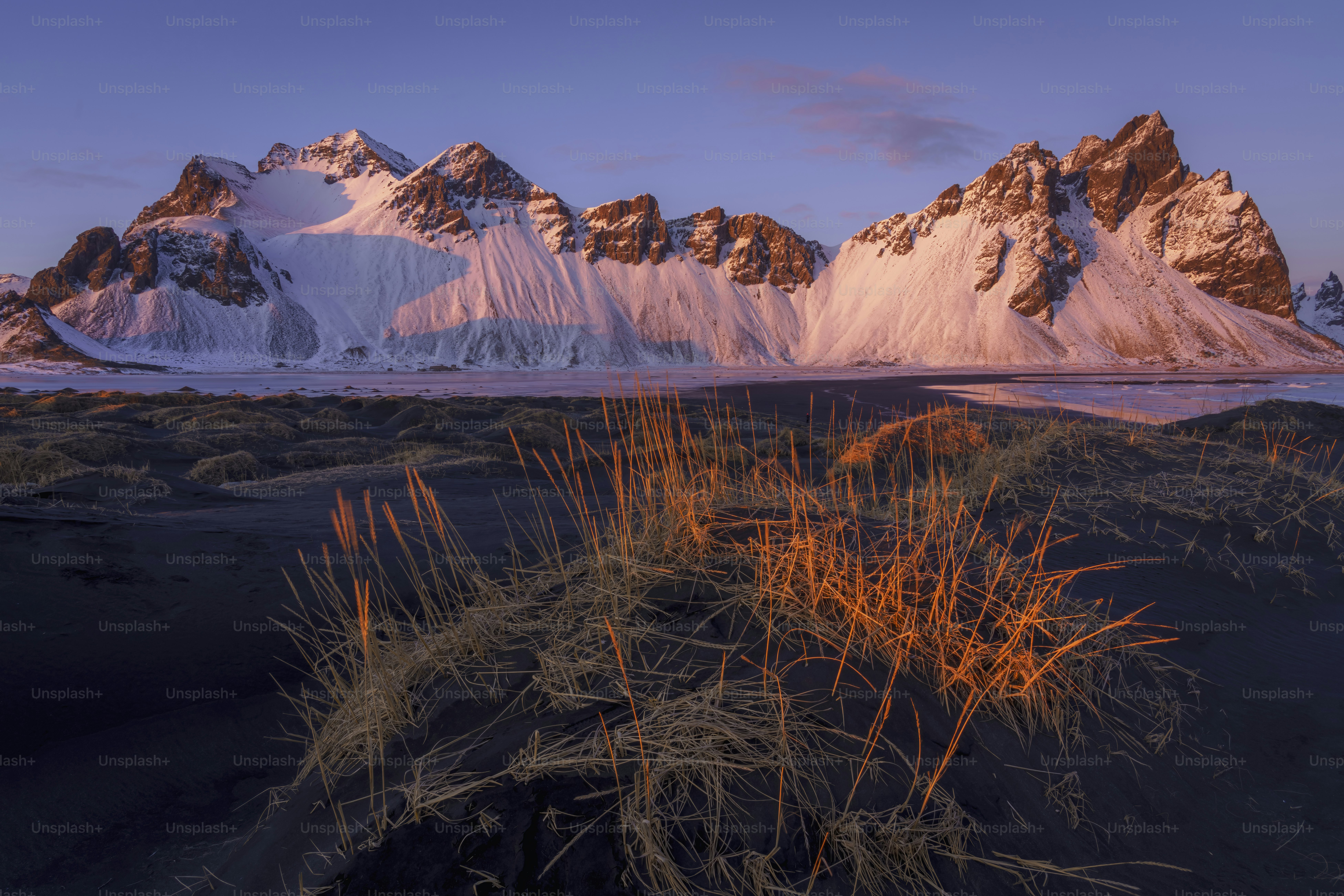 눈과 풀로 뒤덮인 산맥