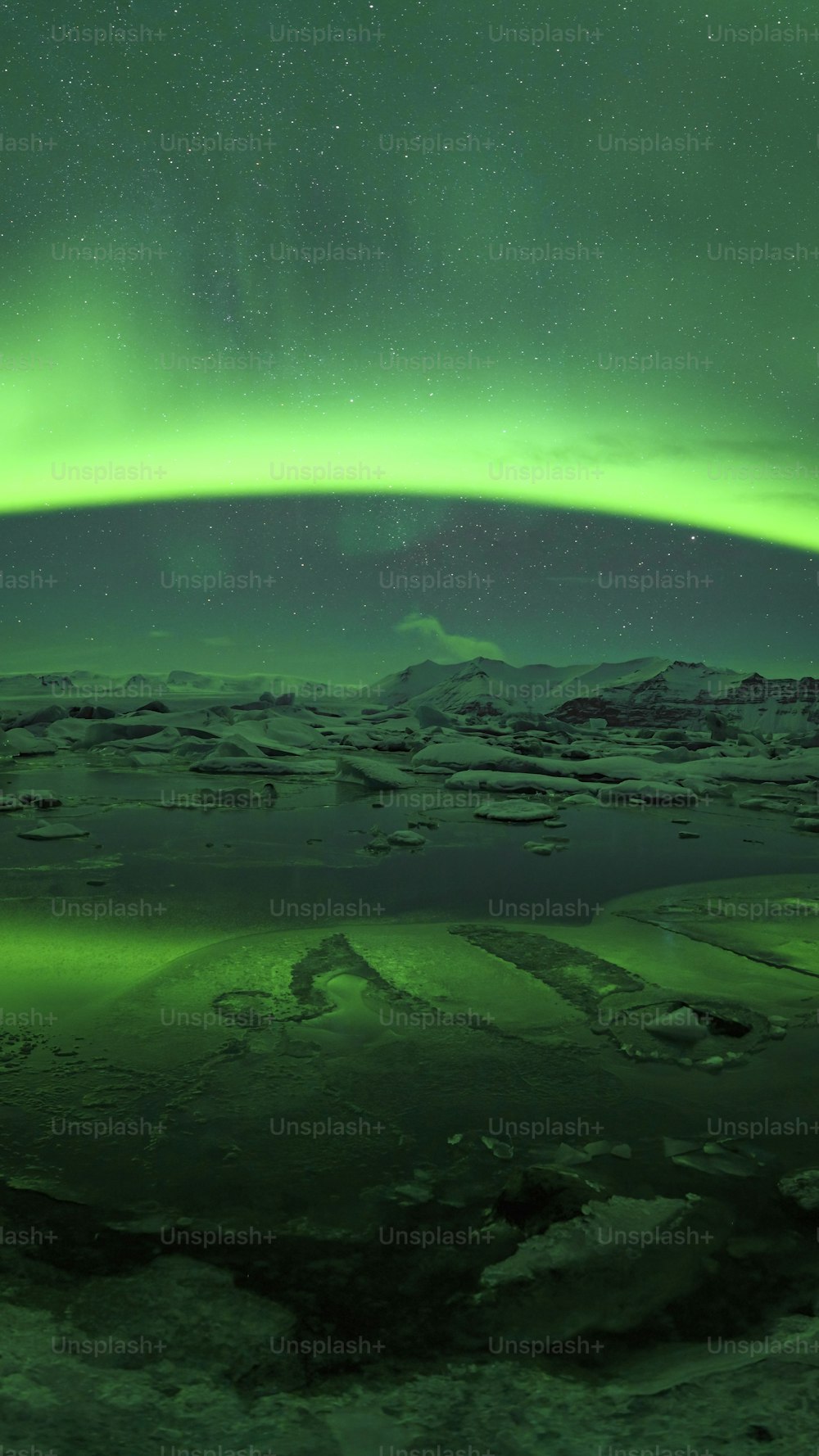 Ein grüner und schwarzer Himmel mit der Aurora darüber