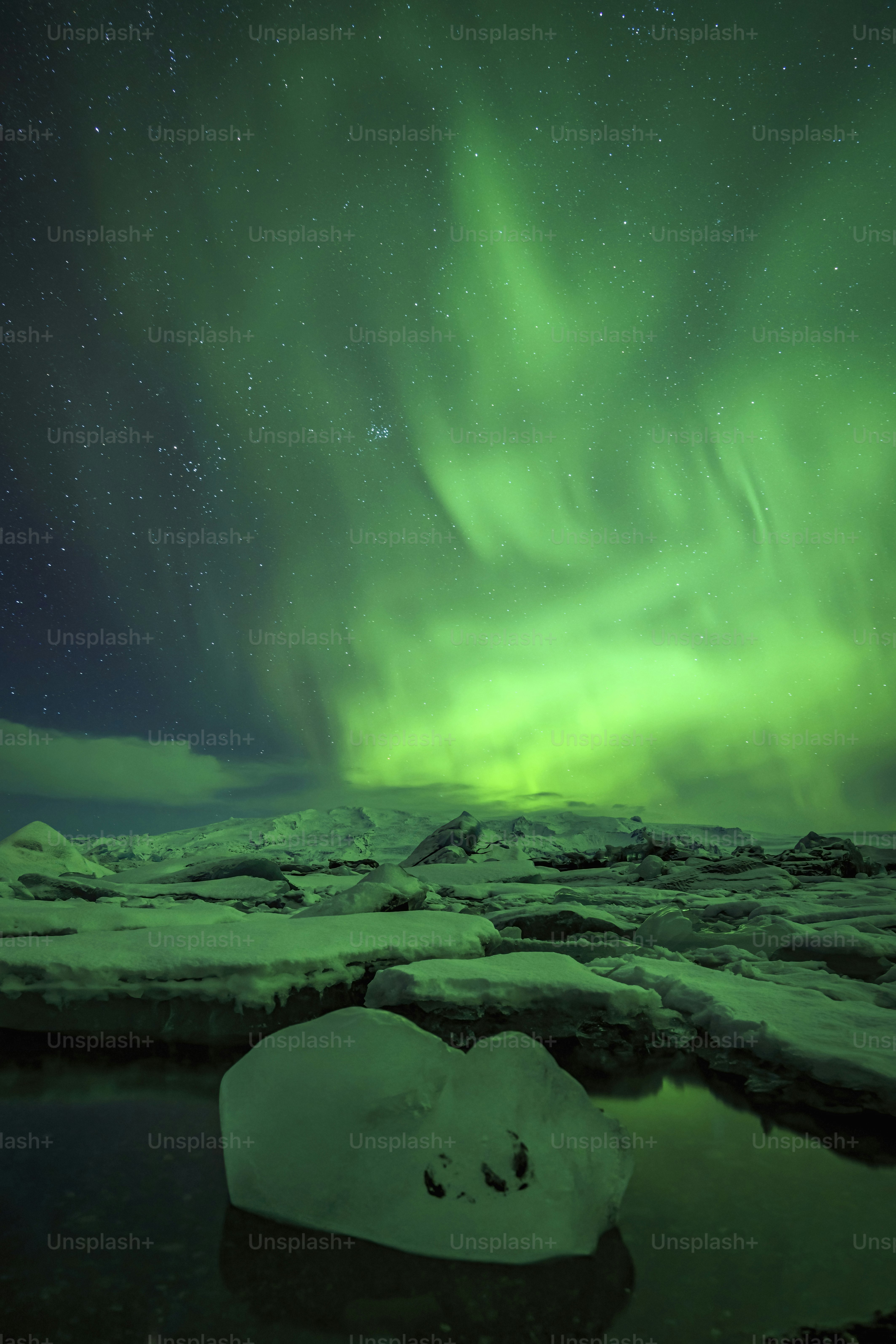 Una aurora verde y azul perforó un cuerpo de agua