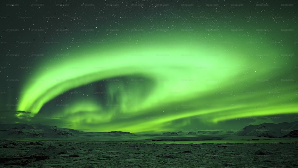 um furo de aurora verde é visto no céu noturno
