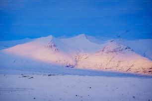 Una catena montuosa coperta di neve sotto un cielo blu