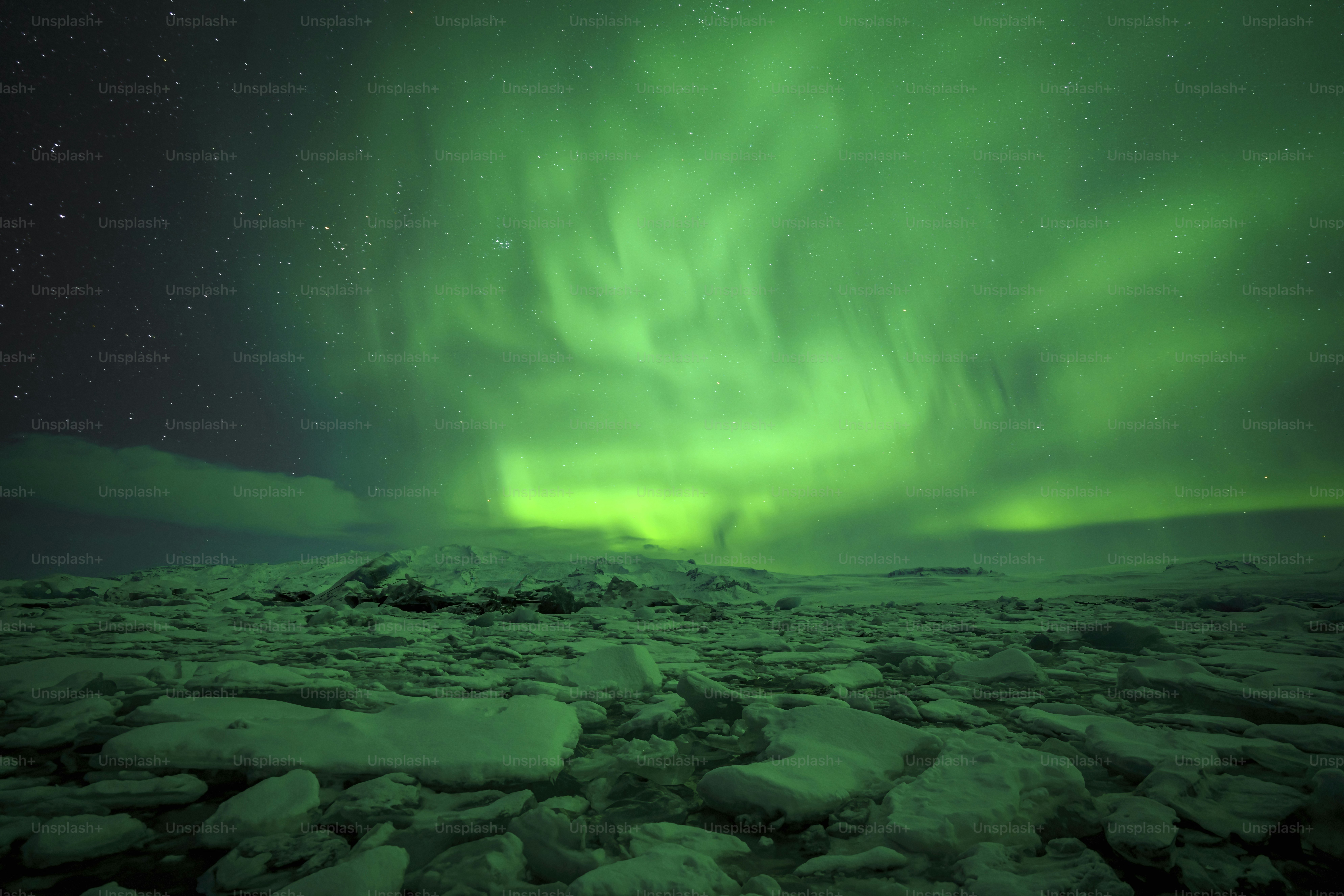 ein grüner und blauer Himmel mit viel Schnee