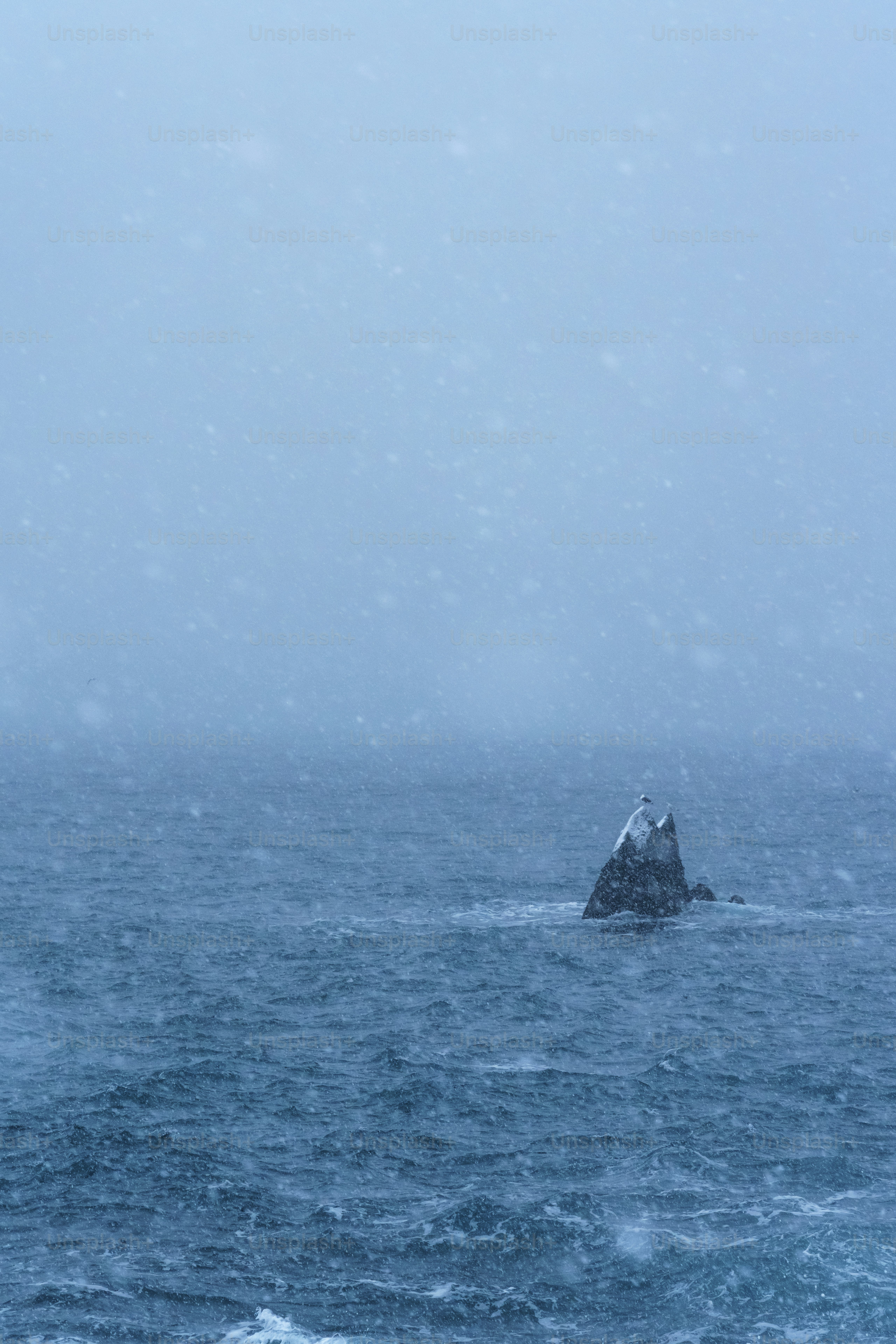 물 한가운데있는 외로운 바위