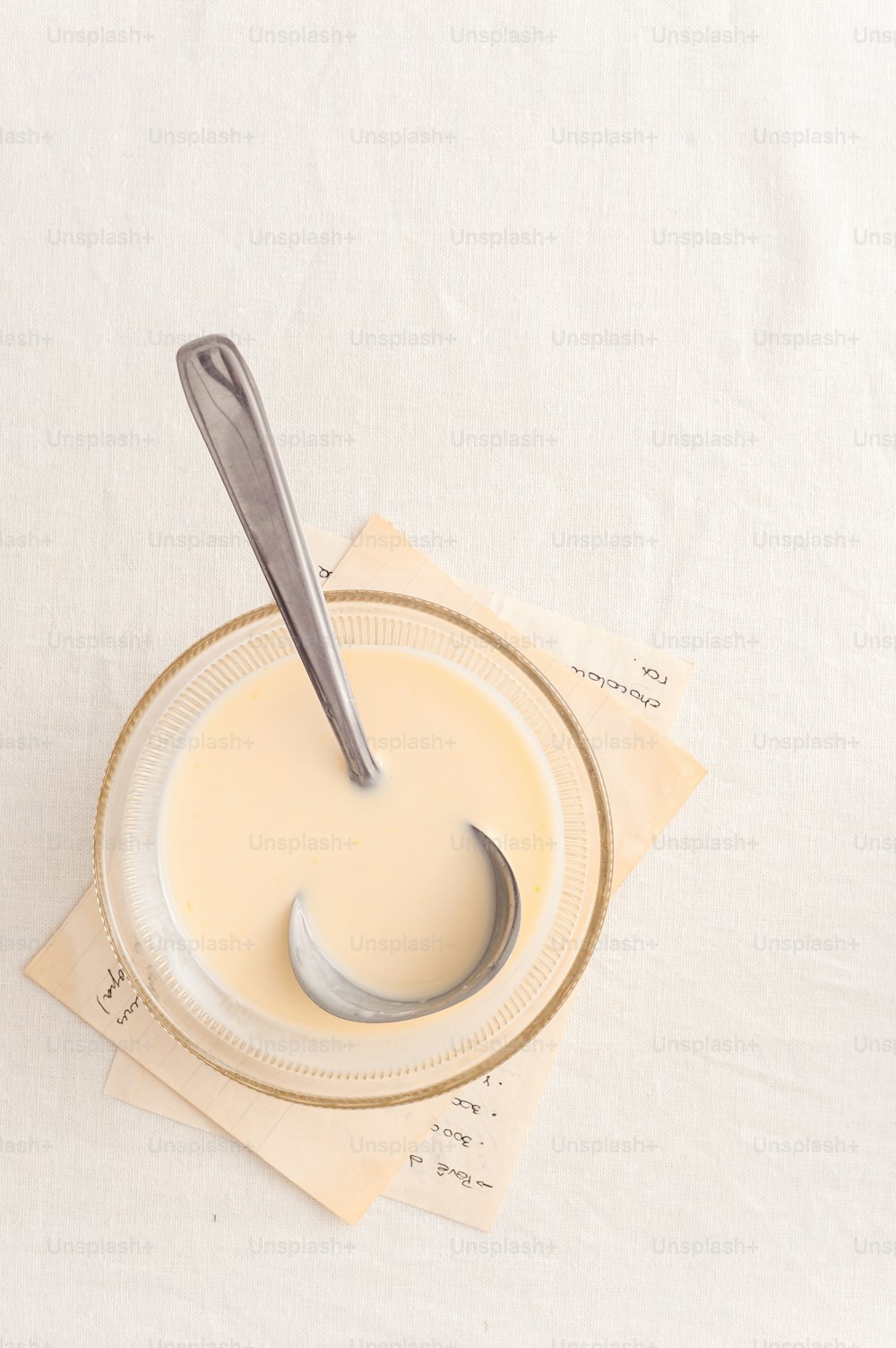 una cuchara que sobresale de un tazón de leche