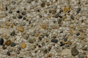 uma parede de pedra com pedras e cascalho sobre ela