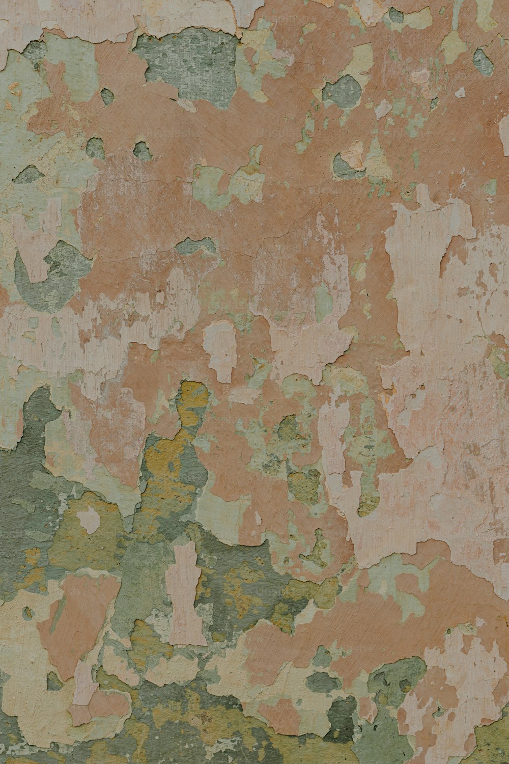 Un primer plano de una pared con pintura descascarada